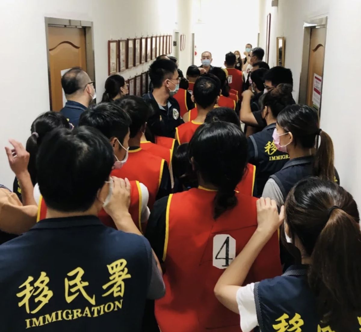 ▲移民署各縣市專勤隊將持續受理外來人口自行到案，協助在臺逾期外籍人士儘速返回母國。（圖／移民署提供）