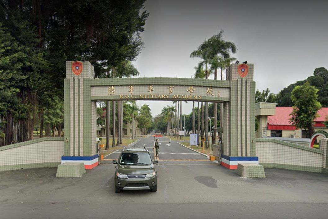 ▲高雄鳳山陸軍官校3位學生在浴室全裸嬉鬧的畫面，在網路上瘋傳。（示意圖／翻攝自Google Map）