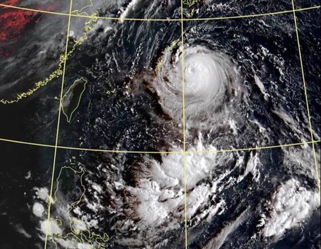 ▲11號颱風「軒嵐諾」近中心的對流稍減弱，但是雲系明顯擴大，颱風外圍環流也同步擴大中，將和熱帶性低氣壓產生「類似藤原效應的互繞現象」。（圖／翻攝鄭明典臉書）