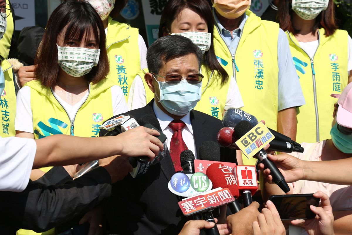 ▲高雄市長陳其邁繼續跑市政行程，在今（31）日委託「亦師亦友」的前高雄市代理市長楊明州，替他到高雄市選委會登記參選。（圖／記者鄭婷襄攝．2022.08.31）