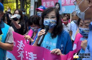 爭議不斷的秦慧珠鬧場 ▲爭議不斷的秦慧珠刻意現身鬧場。(圖/記者朱永強攝,2022.08.31)
