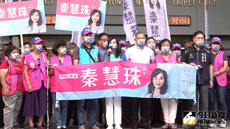 ▲爭議不斷的秦慧珠鬧場，堵住現場動線。（圖／記者朱永強攝，2022.08.31）