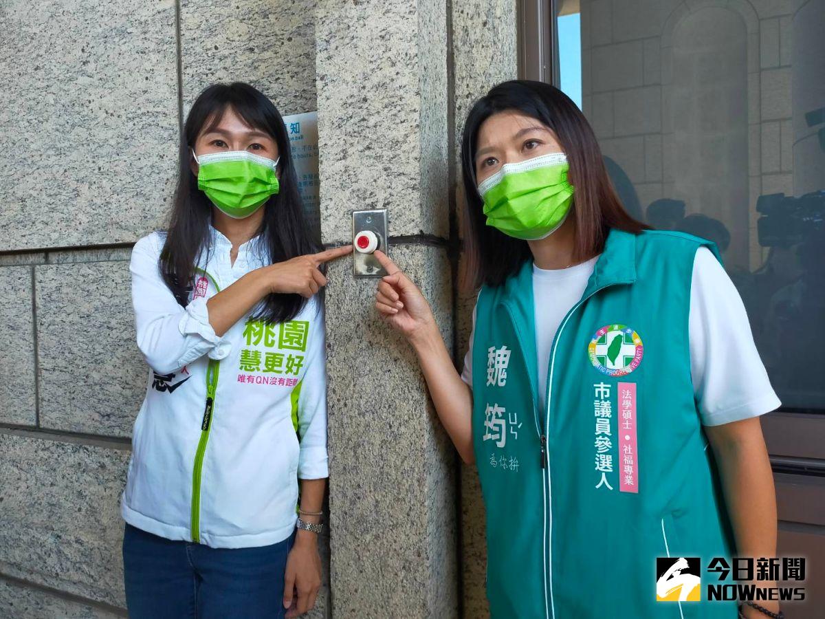 ▲魏筠、黃瓊慧、王珮毓，告發國民黨桃園市長候選人張善政涉嫌「詐欺罪」、「背信罪」、「使公務人員登載不實罪」，希望桃園地檢署能依法進行偵查。（圖／記者李春台攝，2022.08.31）