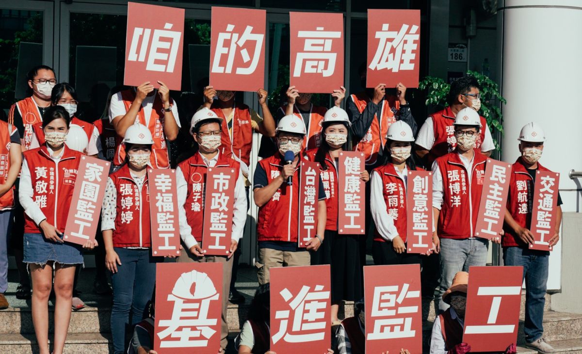 ▲今（31）日早上台灣基進七位市議員參選人在台灣基進黨主席陳奕齊陪同下完成登記參選程序。（圖／台灣基進提供）
