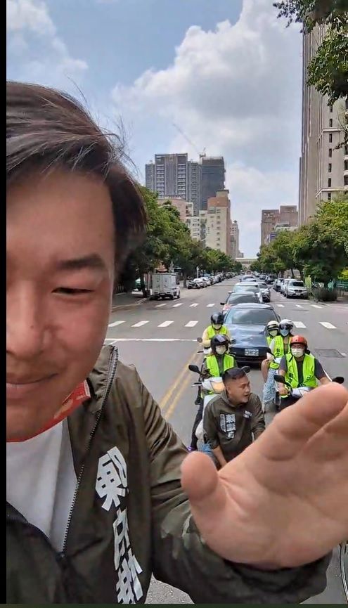 ▲休息了大半年，曾跌下宣傳車的前立委陳柏惟，今再度上車遊街。（圖／陳柏惟臉書，2022.08.30）