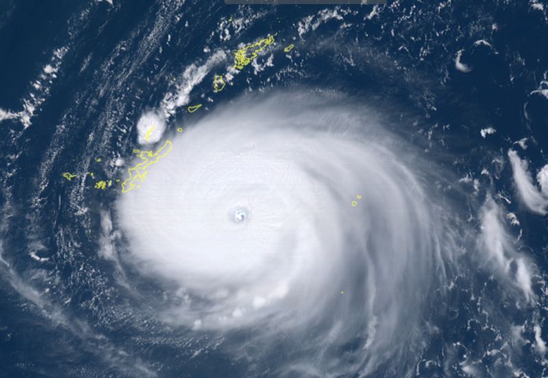 ▲軒嵐諾颱風目前維持強颱等級，結構紮實颱風眼清晰可見，專家預估未來北轉後還有進一步增強空間，北台灣要留意豪雨威脅。（圖／翻攝向日葵8號衛星影像）
