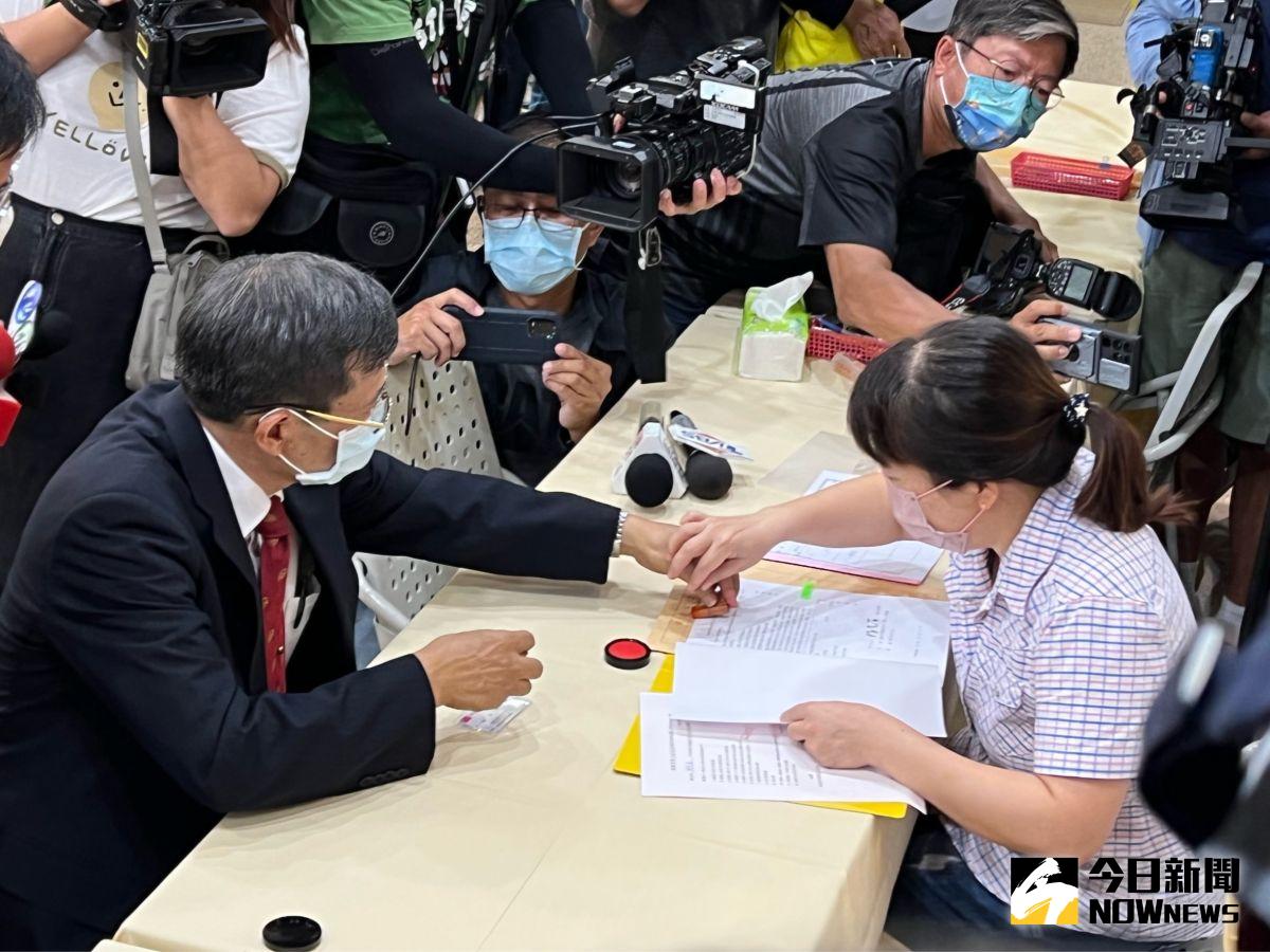 ▲前高雄代理市長楊明州今天受高雄市長陳其邁委託至選委會登記領表參選高雄市長。（圖／記者張文晃攝，2022.08.31）