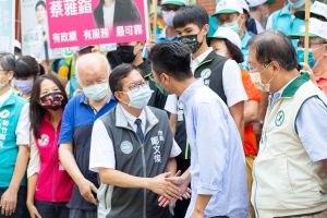 ▲周江杰登記參選新竹縣長，桃園市長鄭文燦陪同。（圖／周江杰辦公室提供）