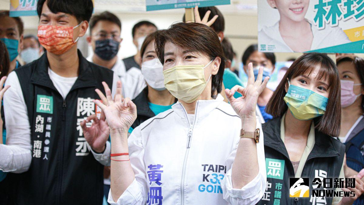 ▲無黨籍台北市長參選人黃珊珊31日在台北市長柯文哲以及民眾黨議員參選人們的陪同下，前往北市選委會登記參選。（圖／記者葉政勳攝，2022.08.31）