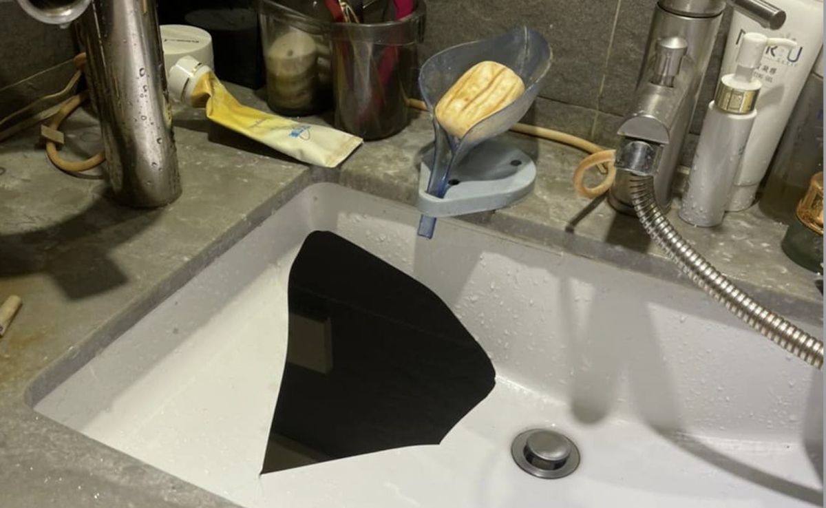 ▲一名網友在網路上分享，他不過是洗個臉，居然水檯破了個大洞，讓他非常驚訝。（圖／翻攝自爆廢公社公開版）