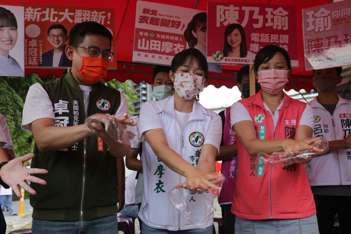 ▲民進黨正國會新北市議員參選人卓冠廷、山田摩衣、陳乃瑜前往新北市選委會登記參選，並一同將象徵新北市長侯友宜防疫政策、社宅政策及假選市長真選總統的三個假象泡泡戳破造勢。（圖／吳嘉億攝，2022.8.31）