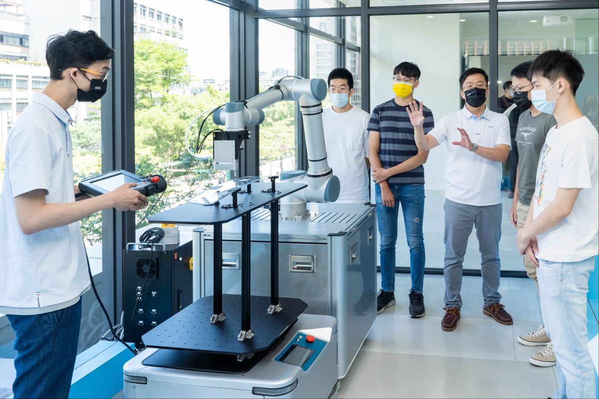 ▲北科大是友達重要的學術合作夥伴，圖為有效減少工廠人力成本的機械手臂，即為雙方團隊最新研發成果。（圖／友達提供）