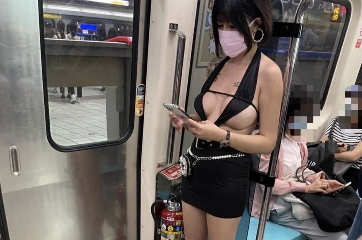 ▲捷運上竟有一名女子上身僅用「兩條線」遮住上圍，性感穿著讓全場傻眼。（圖／翻攝自「爆廢公社」）