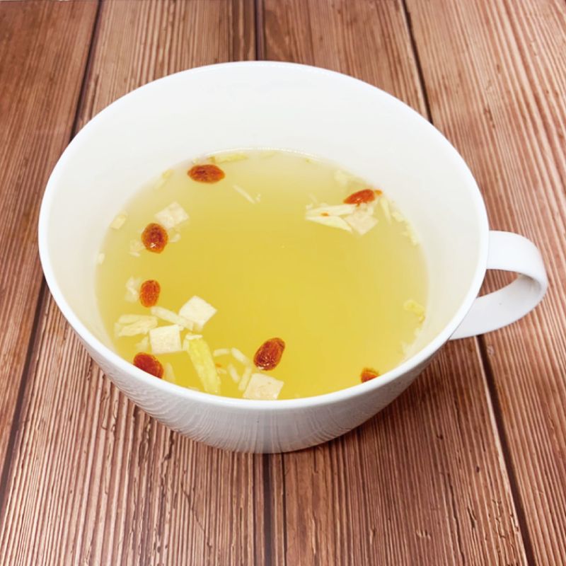 ▲沖泡的湯品可以搭配酒香包調味慢慢享用。(圖/品牌提供)