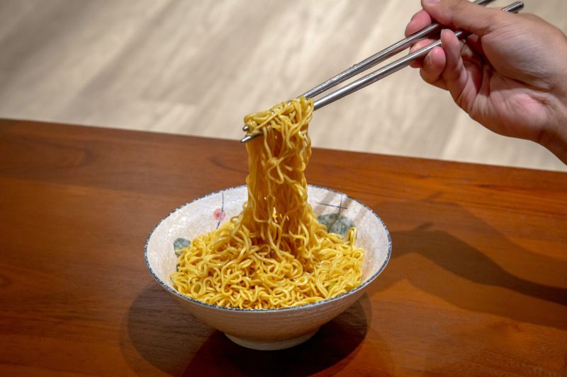 ▲燙口的大補帖當歸鴨風味細麵搖身變成清爽的乾拌麵!(圖/品牌提供)
