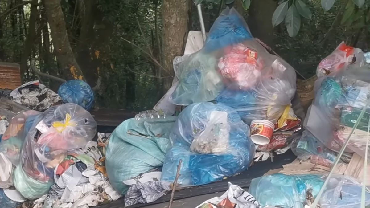 ▲司馬庫斯的「垃圾瀑布」問題，多年來始終無法解決。（圖／翻攝自Xiaofei小飛＠YouTube頻道）