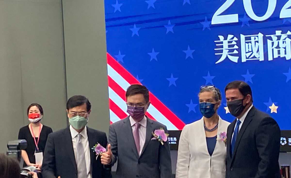 ▲亞歷桑納州長杜希（圖右1）現身「2022美國商機日」，外貿協會董事長黃志芳（圖左2）示，杜希的來訪與出席極具象徵性意義。（圖／記者鄭妤安攝影）