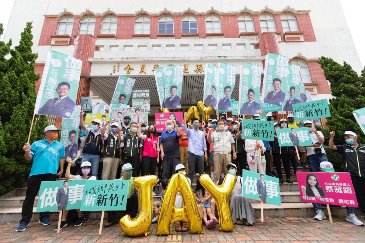 ▲民進黨新竹縣長參選人周江杰今(31)日到新竹縣選委會登記。（圖/周江杰辦公室提供）