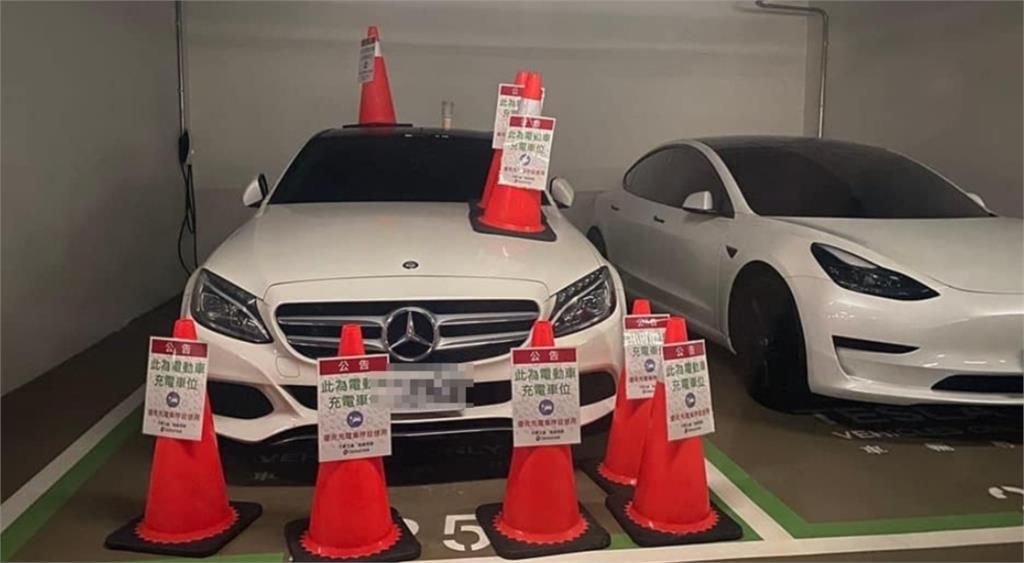 ▲某賓士油車，占用充電樁車格，一名電動車車主忍無可忍，到處搜集三角錐，將佔用車位的賓士包圍。（圖／翻攝自TESLA Taiwan Model 3 特斯拉台灣M3車主群）