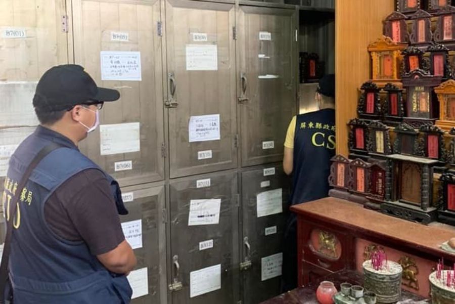 ▲恆春驚傳骨灰罈連續失竊案，警方查出真相，原來是一位女子連偷了12組骨灰罈帶回家祭拜。（圖／翻攝畫面）