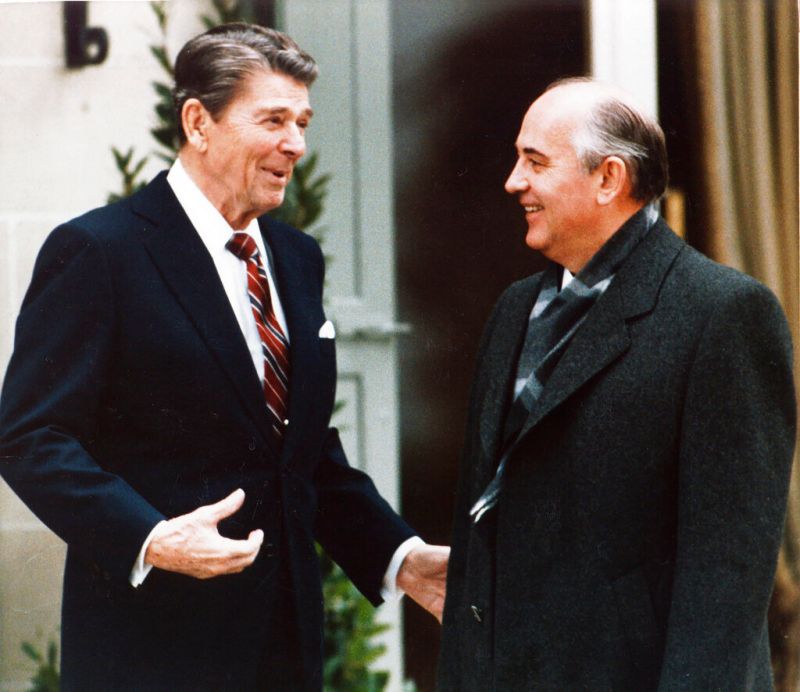 ▲1985年，美國總統雷根（左）與戈巴契夫在瑞士日內瓦首度會晤。（圖／美聯社／達志影像）