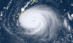 ▲軒嵐諾颱風中心清晰可見，結構完整紮實，已經達到「超級颱風」水準。（圖／翻攝向日葵8號衛星）
