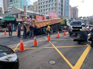 ▲一輛曳引車經過台北市文山區時，疑因載滿瀝青超重而壓毀地下箱涵。（圖／翻攝畫面）