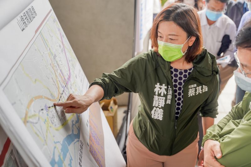 ▲林靜儀指並非烏日人不搭捷運,而是被鐵道擋路,根本走不過去。(圖/蔡其昌競選總部提供,2022.08.31)
