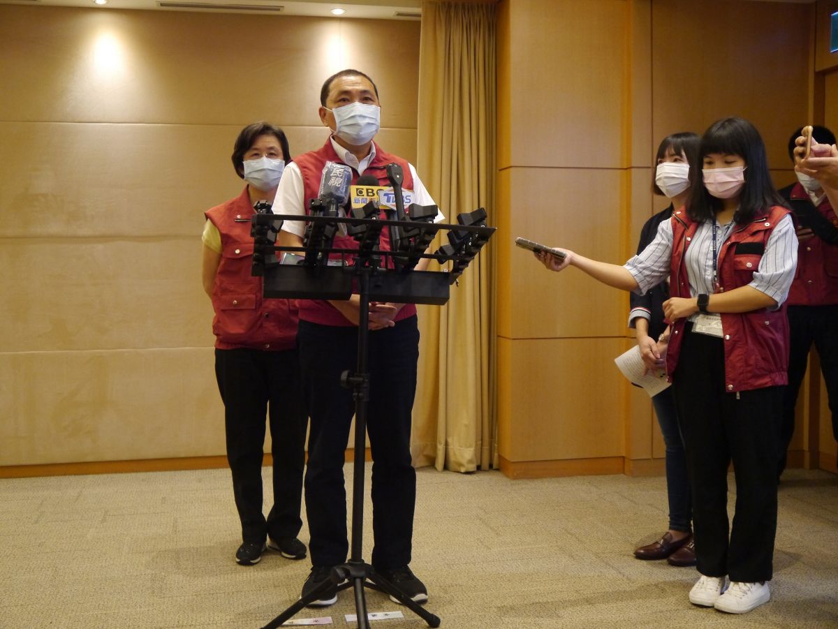 ▲新北市長侯友宜參加市政會議，受訪表示四年前就已與蘇貞昌辯論過，會按照選舉步驟該做甚麼就會去做。（圖∕記者吳嘉億攝，2022.8.31）