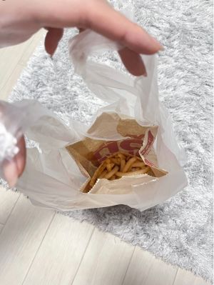 ▲日本網友分享，自己外帶薯條時，都會將袋口整個打開。（圖／取自推特）