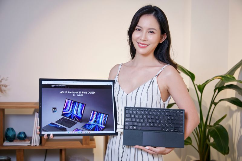 ▲華碩推出全球首款17.3吋可摺疊OLED筆電—Zenbook 17 Fold OLED(UX9702)售價129,000元 。（圖／官方提供、翻攝官網）