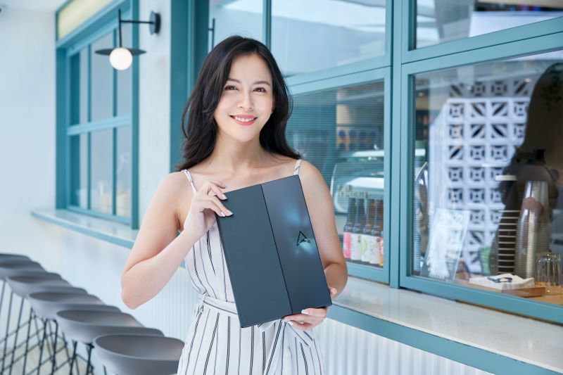 ▲ASUS Zenbook 17 Fold可摺疊成12.5 吋大小,比一張A4影印紙還小,方便隨身攜帶。(圖/官方提供、翻攝官網)
