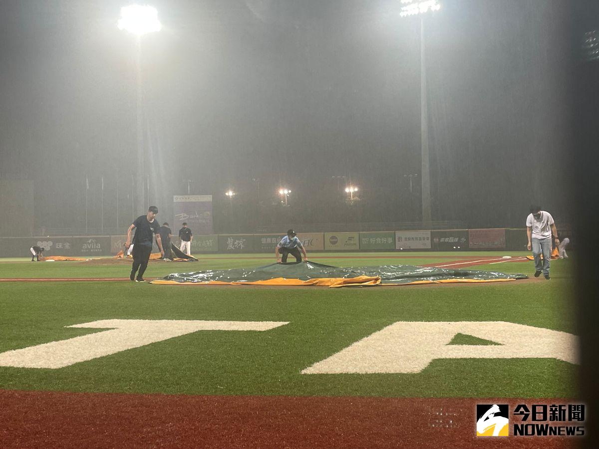 ▲天母球場4度因雨暫停。（圖／吳政紘攝）