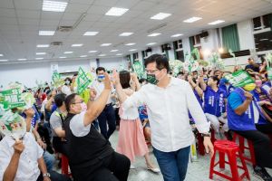 民進黨新北市長參選人林佳龍 ▲林佳龍勤走基層、針對政策具體說明,逐步裂解侯友宜的高支持度。(圖/林佳龍辦公室提供)