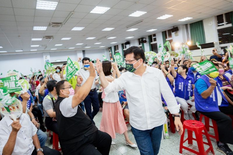 ▲林佳龍勤走基層、針對政策具體說明，逐步裂解侯友宜的高支持度。（圖／林佳龍辦公室提供）