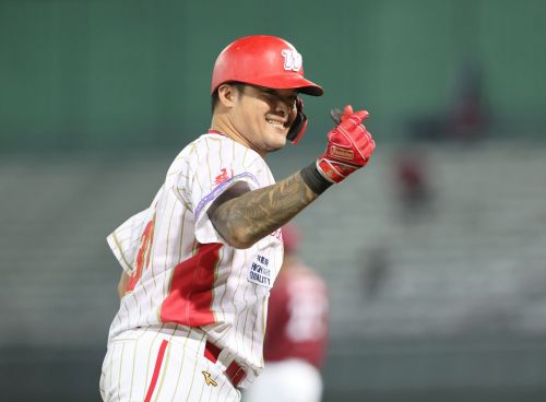 ▲「大師兄」林智勝宣布 2025 年球季將是職棒生涯最後一年，目標挑戰 2000 安。回顧周思齊引退賽邀請五月天獻唱，球迷期待林智勝能請來張惠妹，對此他笑說：「如果真的能成真，這將是最難忘的回憶。」（味全龍提供）