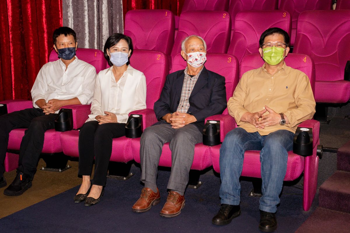 ▲新北市長候選人林佳龍（右一）受前文化部長鄭麗君（左二）邀請，觀看作家吳晟的紀錄片《他還年輕》，吳晟本人（右二）和導演林靖傑（左一）也現身電影院。（圖／林佳龍競選辦公室提供）