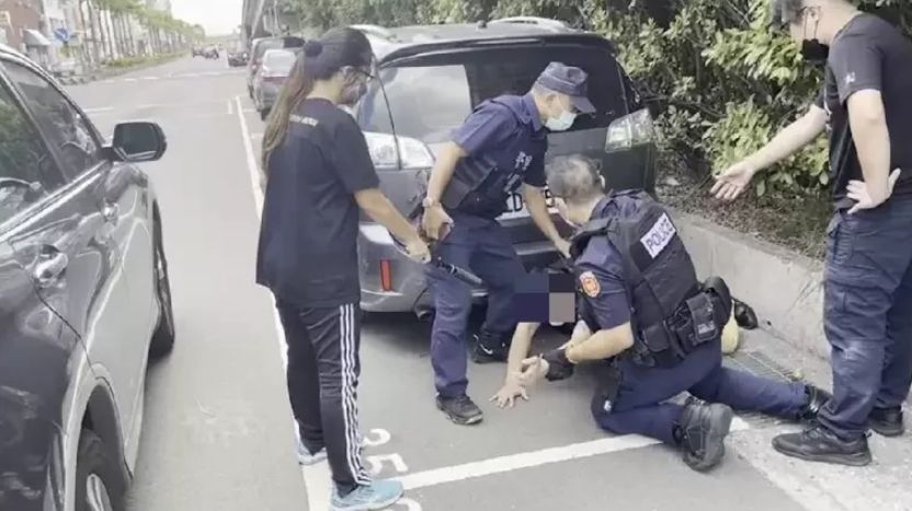 ▲趙姓男子在新北市五股區遭搶，警方在蘆洲逮到涉嫌強盜的侯姓嫌犯。（圖／翻攝畫面）