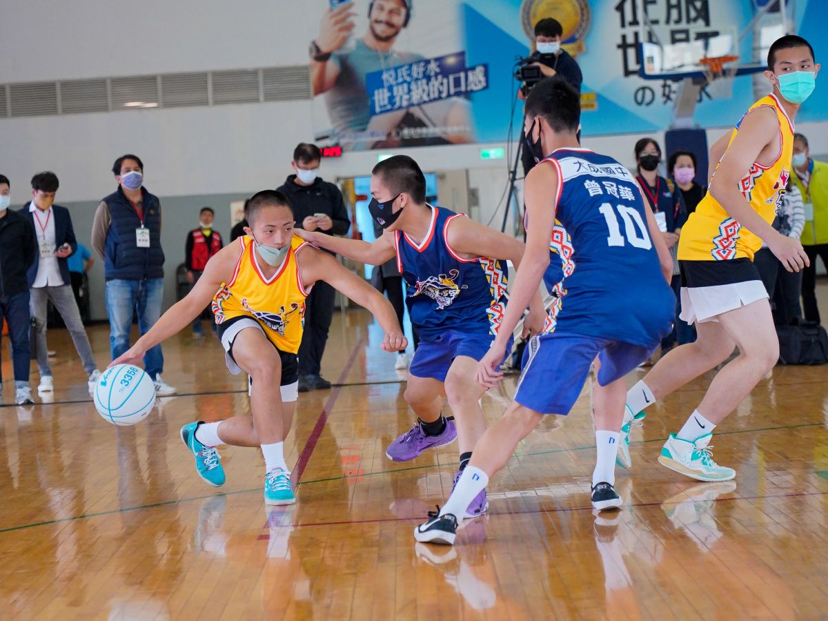 ▲大成國中(深色)、員東國中(球衣黃色)示範賽。官方提供