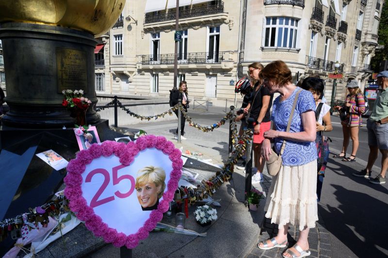 ▲8月31日是英國黛安娜王妃（Princess Diana）逝世25週年紀念日，悼念者聚集在她當年於巴黎發生車禍喪生的地點獻上鮮花，並且留下記念她的卡片等訊息。（圖／美聯社／達志影像）