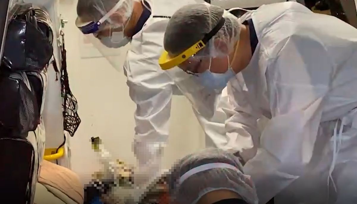 ▲張女到家後，竟突然拿出水果刀，刺傷其中一名警員，並趁另名警員準備上前制伏時，往自己胸口狠刺數刀，緊急搶救仍宣告不治。（圖／翻攝畫面）