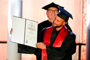 NBA／相隔13年完成大學學業　戴維森學院退役Curry球衣