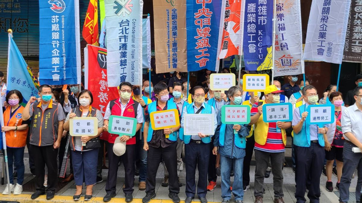 ▲勞團今（1）日集結在勞動部門口喊出，「维持購買力是基本，基本工資調漲要有感」，盼月薪調至28,000元、時薪調至186元。（圖／記者李琦瑋攝，2022.09.01）