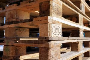 ▲警方調查指出，棧板由木頭、鐵製成，長110公分、寬200公分，重量達100公斤到150公斤左右。（示意圖／取自Pixabay）