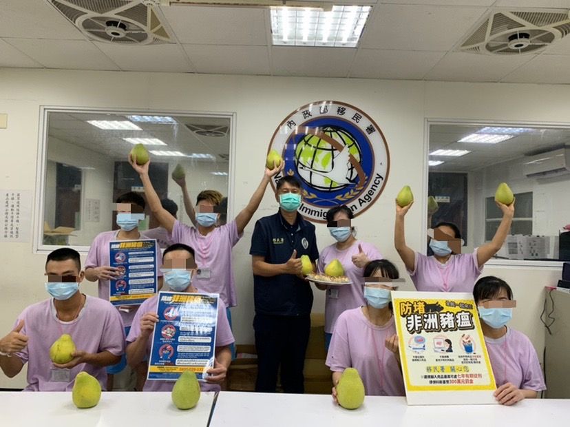 ▲宜蘭收容所隊長伍聖文（圖中）與受收容人同慶中秋並宣導防範非洲豬瘟。（圖／移民署提供）