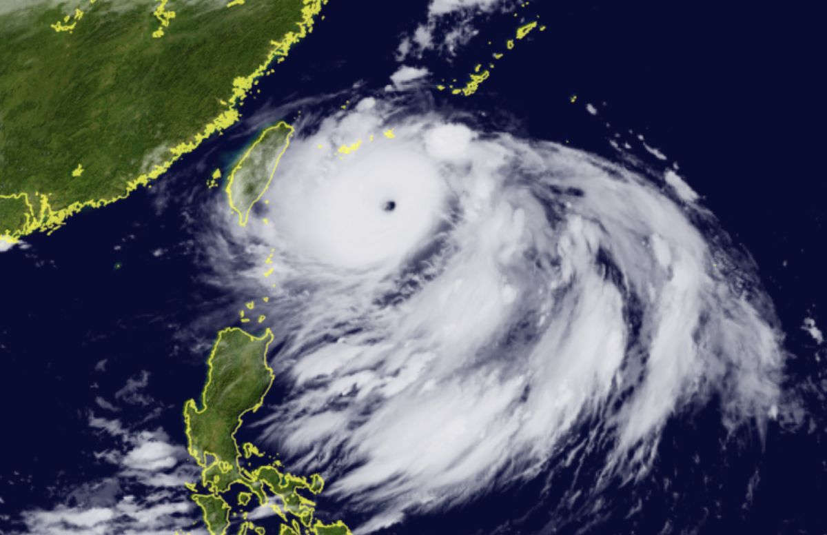 ▲軒嵐諾正在整合南方熱帶性低壓（TD14），其強度仍在增強中，氣象局預估暴風半徑可能達到300公里。（圖／翻攝向日葵8號衛星）