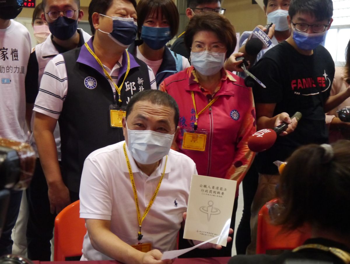 ▲侯友宜前往新北市選委會登記參選連任新北市長，就辯論一事重申跟四年前與蘇貞昌辯論過一樣，強調現在就是好好拚市政。（圖∕記者吳嘉億攝，2022.9.1）