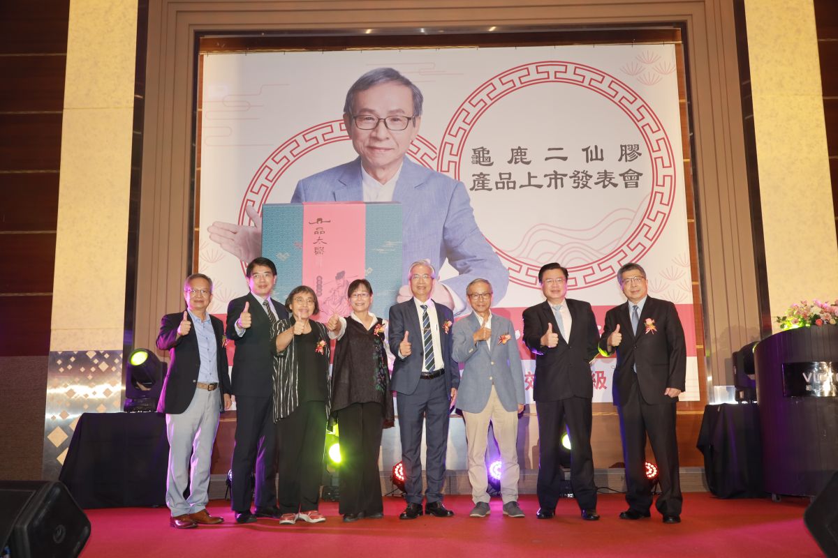 ▲「一品太醫 龜鹿二仙膠」產品上市記者會，由知名導演吳念真親自代言。（圖／品牌提供）