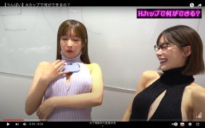 ▲▼Unpai(上下圖左)用內在美示範放手機、簽名。(圖/深田えいみ / Eimi Fukada YouTube) ▲▼Unpai(上下圖左)用內在美示範放手機、簽名。(圖/深田えいみ / Eimi Fukada YouTube)