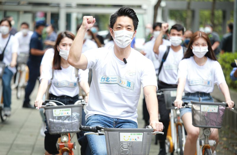 ▲蔣萬安今日登記參選台北市長，與12位青年騎Ubike進場。（圖／記者葉政勳攝，2022.9.1）